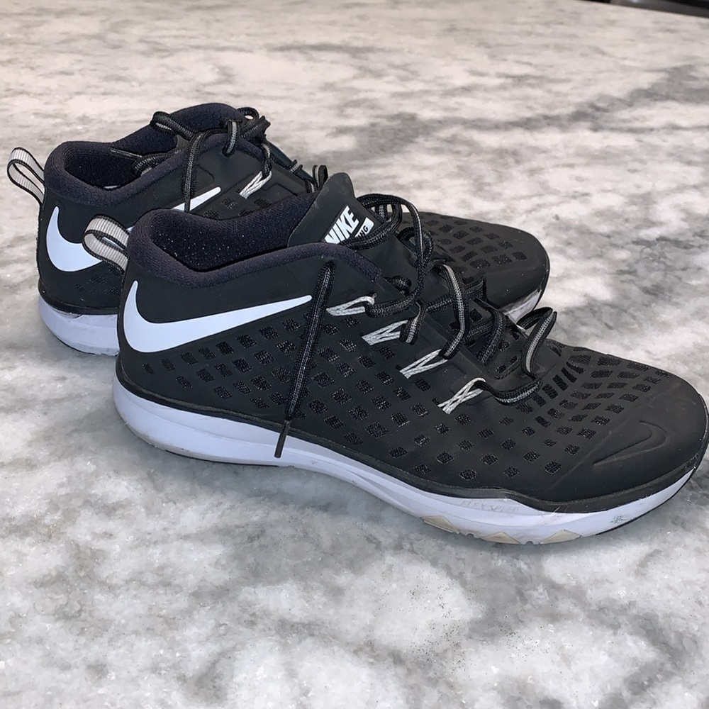 Nike training shoe sz 9.5 quarter height great condition with a few scuffs